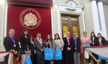 Escuela Profesional de Obstetricia celebró su 199.º aniversario con reconocimiento a estudiantes y egresados destacados