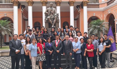 Ingresantes 2026-I de San Fernando dan su primer paso universitario con emotiva ceremonia de izamiento del Pabellón Nacional
